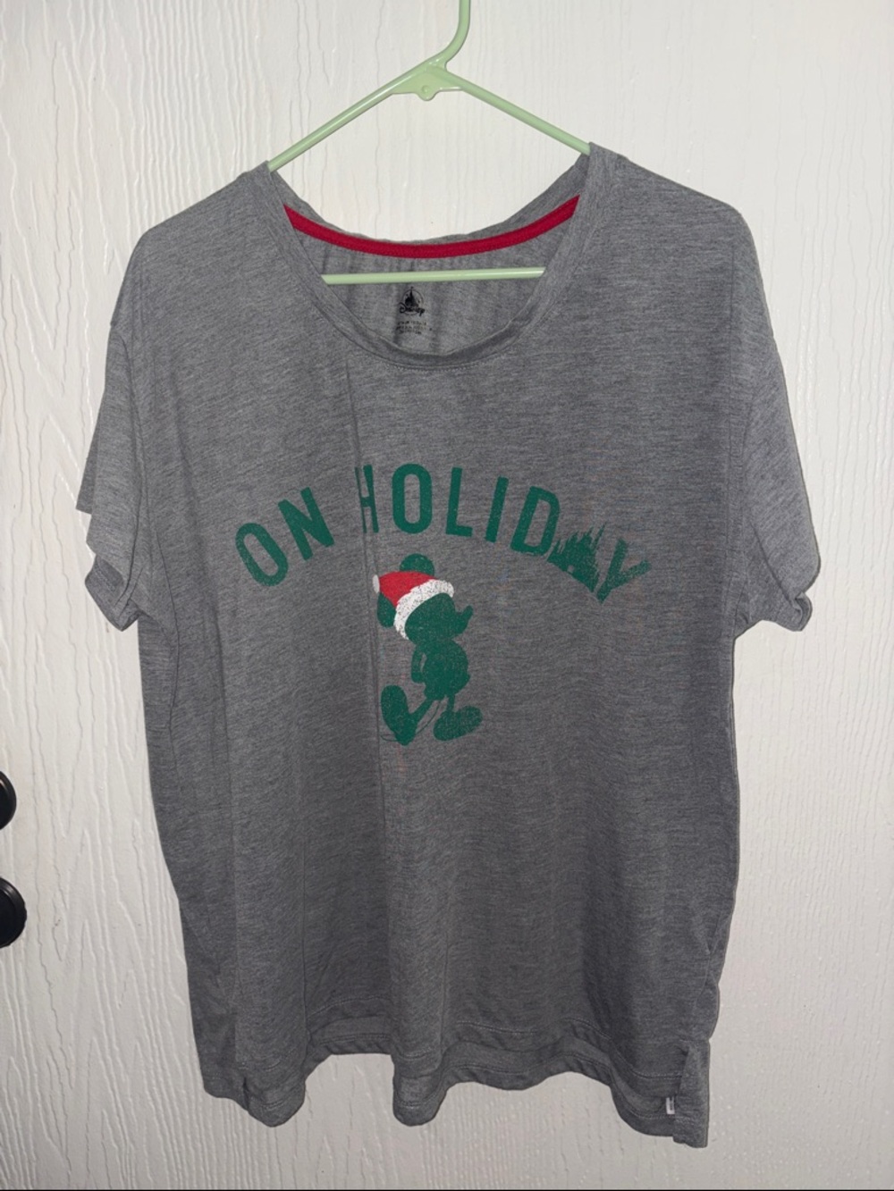 Disney “On Holiday” Men’s XL Christmas Tee